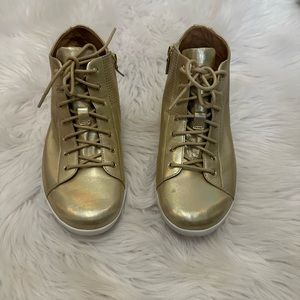 Fitflop size 7 metallic sneakers